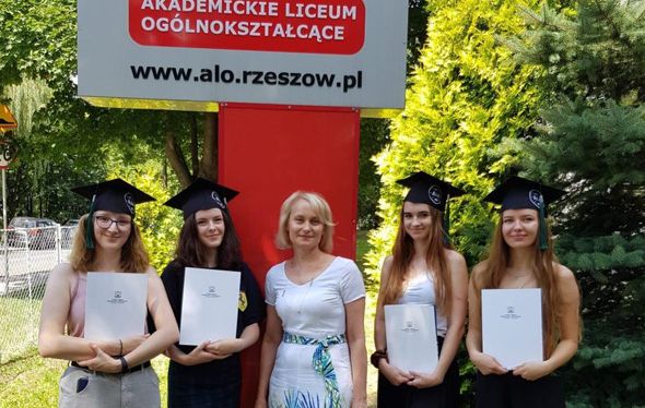 如何在波兰热舒夫信息技术与管理大学上查询学籍与证书？