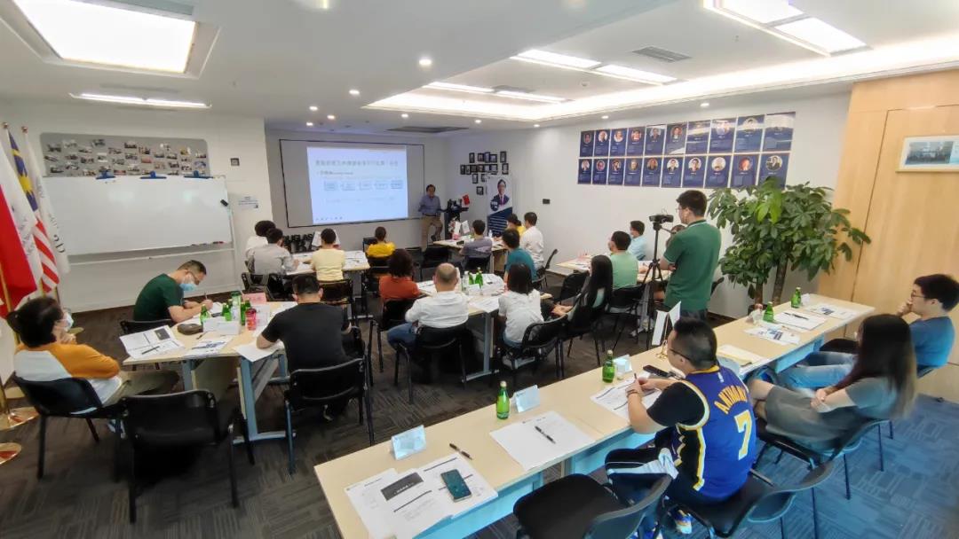 道格拉斯商学院