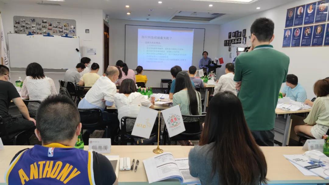 道格拉斯商学院