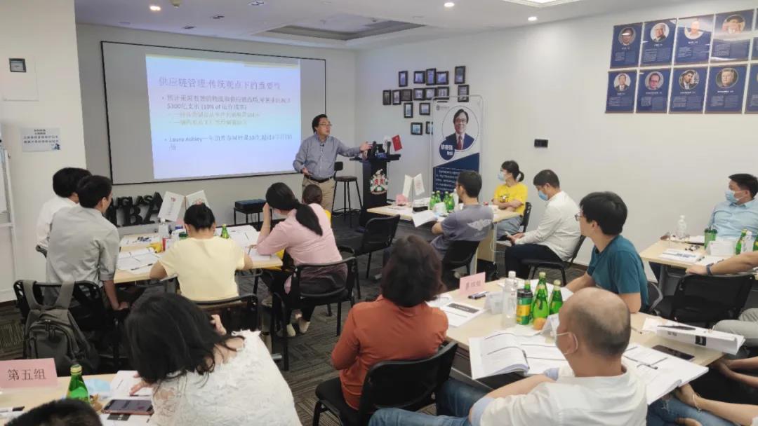 道格拉斯商学院