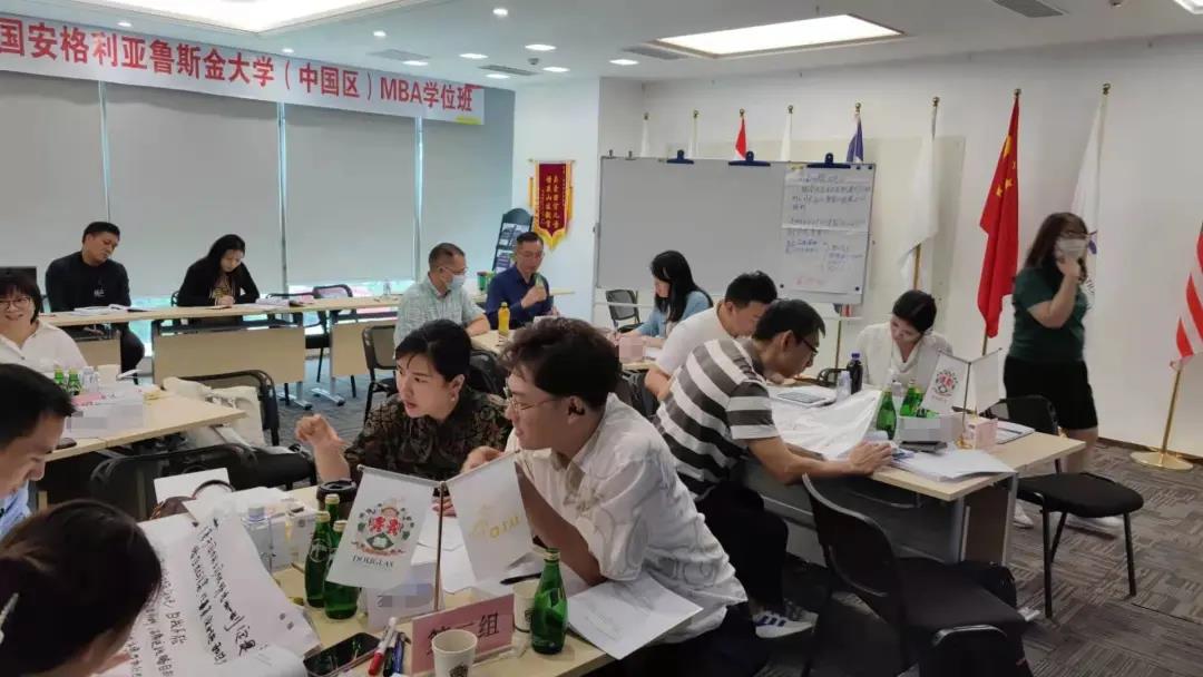 道格拉斯商学院