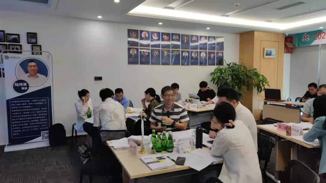 道格拉斯商学院