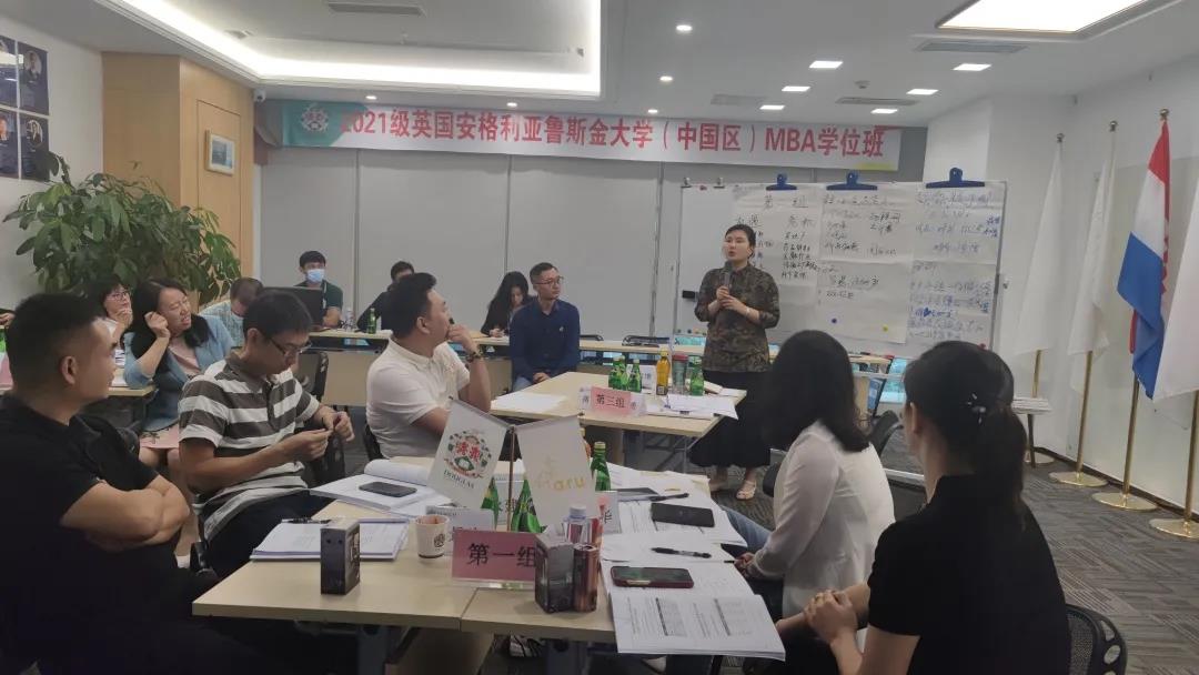 道格拉斯商学院