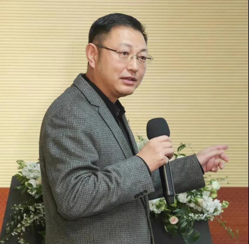 热烈庆祝道格拉斯商学院校友会会长办公会顺利召开